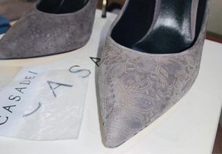 Tacchi Casadei grigi in pizzo