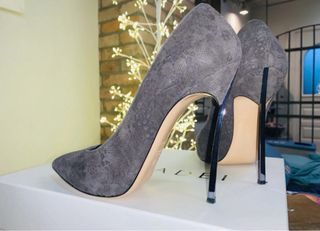 Tacchi Casadei grigi in pizzo