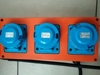 Multipresa industriale arancione