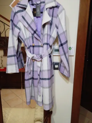 Cappotto a quadri viola e bianco