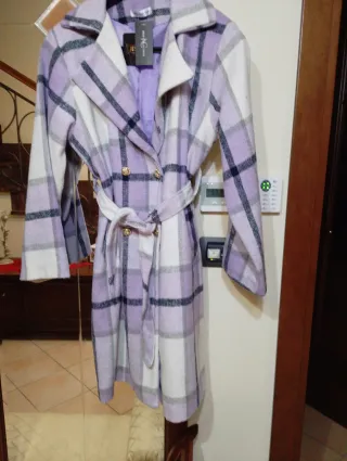 Cappotto a quadri viola e bianco