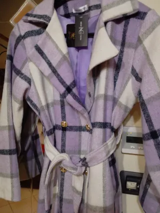 Cappotto a quadri viola e bianco