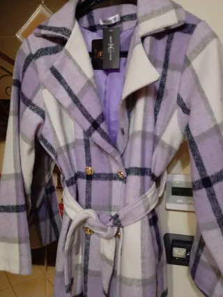 Cappotto a quadri viola e bianco