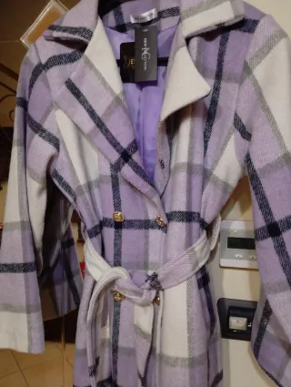 Cappotto a quadri viola e bianco