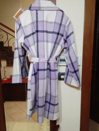 Cappotto a quadri viola e bianco