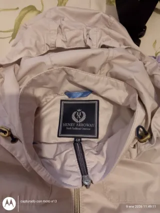 Chubasquero beige con capucha