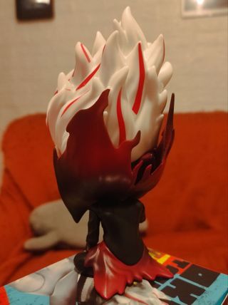 Figura Dandadan - Okarun sentado