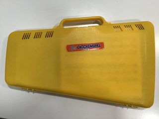 Xilófono con maletín amarillo y diseño colorido