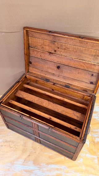 Baúl antiguo restaurado madera y metal