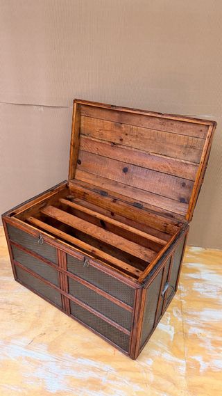 Baúl antiguo restaurado madera y metal