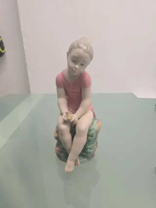 Figura porcelana Lladro niña sentada edición NAO