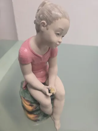 Figura porcelana Lladro niña sentada edición NAO