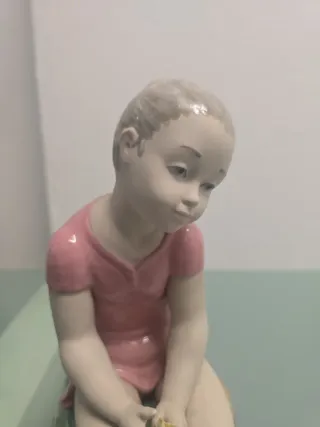Figura porcelana Lladro niña sentada edición NAO
