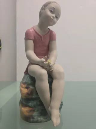 Figura porcelana Lladro niña sentada edición NAO