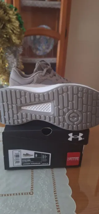 Deportivas Under Armour Talla 42.5 Beige/Gris