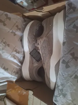 Deportivas Under Armour Talla 42.5 Beige/Gris