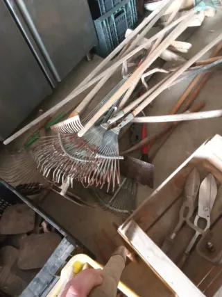 Azadas ,picos de metal, rastrillos......