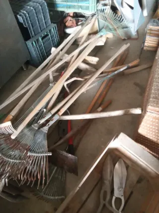 Azadas ,picos de metal, rastrillos......