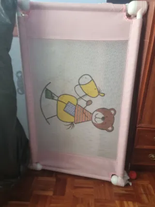 Parque infantil rosa con osito