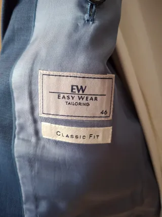 Traje azul completo y camisa blanca hombre