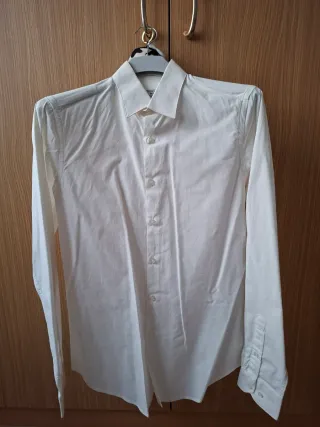 Traje azul completo y camisa blanca hombre