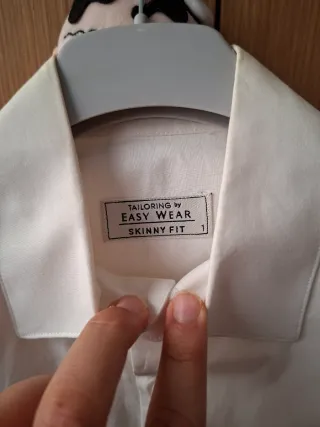 Traje azul completo y camisa blanca hombre