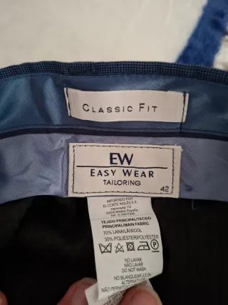 Traje azul completo y camisa blanca hombre