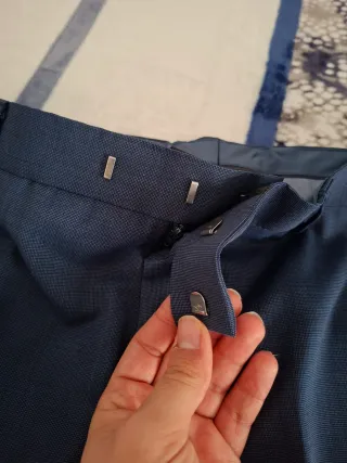 Traje azul completo y camisa blanca hombre