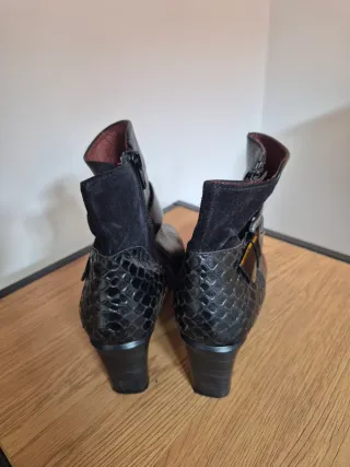 Botines de piel y ante con estampado cocodrilo