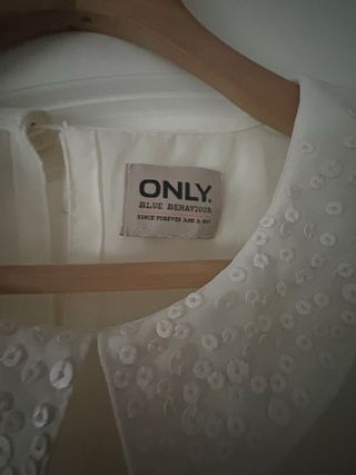 Blusa ONLY blanca con cuello Peter Pan