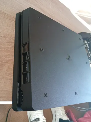 PS4 Pro 1TB + 2 Mandos