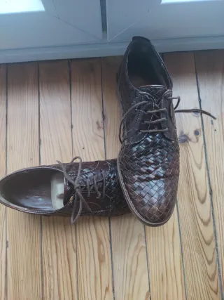 Zapatos de cordones de cuero vintage marrones.