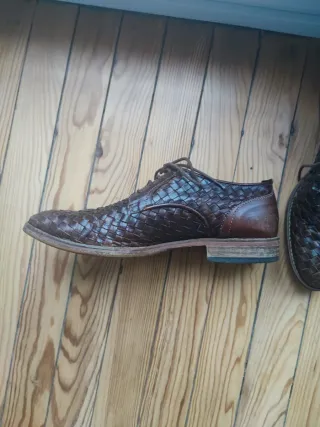 Zapatos de cordones de cuero vintage marrones.