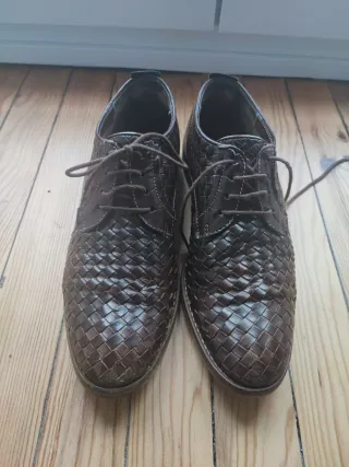 Zapatos de cordones de cuero vintage marrones.