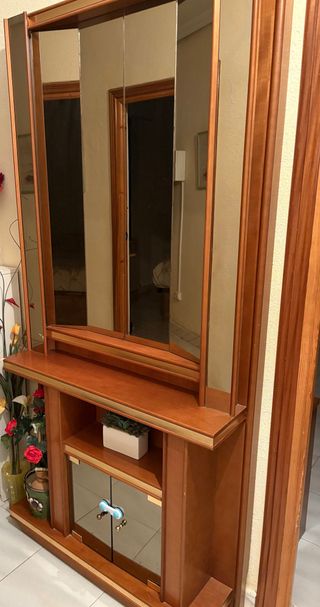 Recibidor de madera y cristal. 190 de alto.