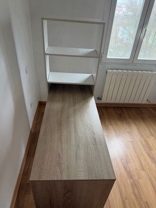 Escritorio de estudio con estantería