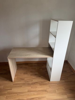 Escritorio de estudio con estantería