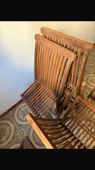 5 Sillas de madera teca en buen estado.