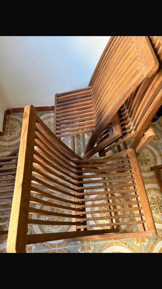 5 Sillas de madera teca en buen estado.
