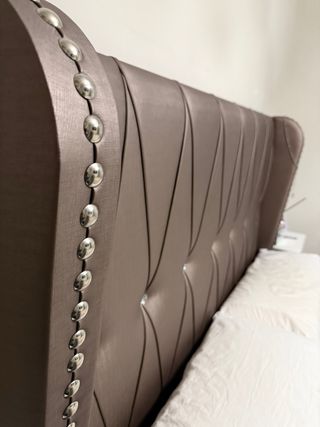 Cabecero tapizado con capitoné y USB para cama 150