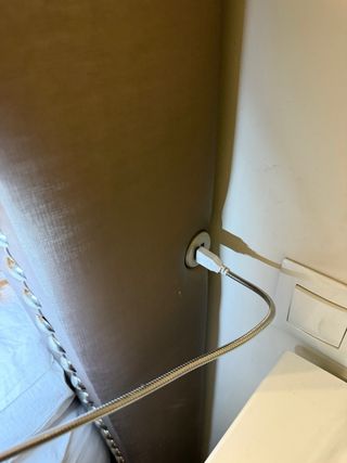 Cabecero tapizado con capitoné y USB para cama 150