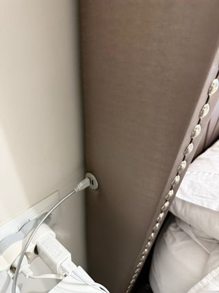 Cabecero tapizado con capitoné y USB para cama 150