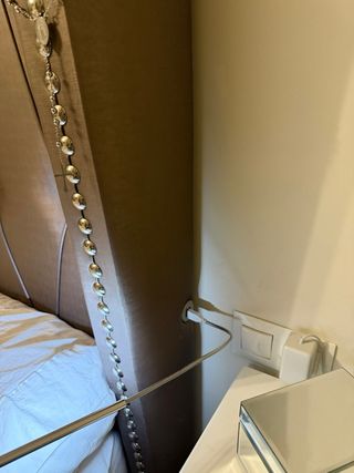 Cabecero tapizado con capitoné y USB para cama 150
