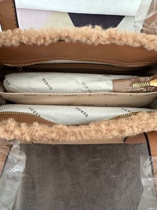 Bolso Guess Beige y Marrón con Borrego