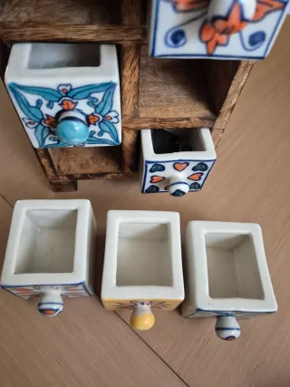 Cajonera pequeña madera cerámica decorada. Joyero.