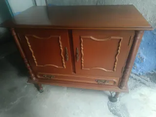 Mueble de madera con ruedas