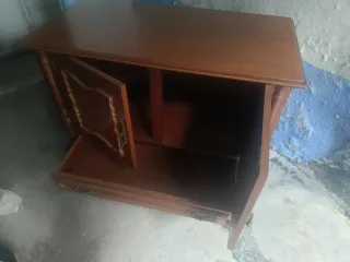 Mueble de madera con ruedas