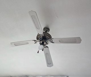 Ventilador de techo dorado con lámpara