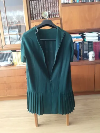 Vestido verde con falda plisada