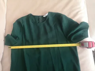 Vestido verde con falda plisada